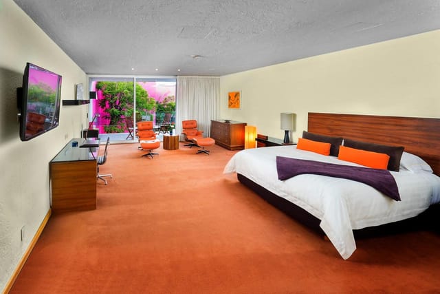 Mid-century hotel suite in Camino Real Polanco for VIP executive meetings and events.