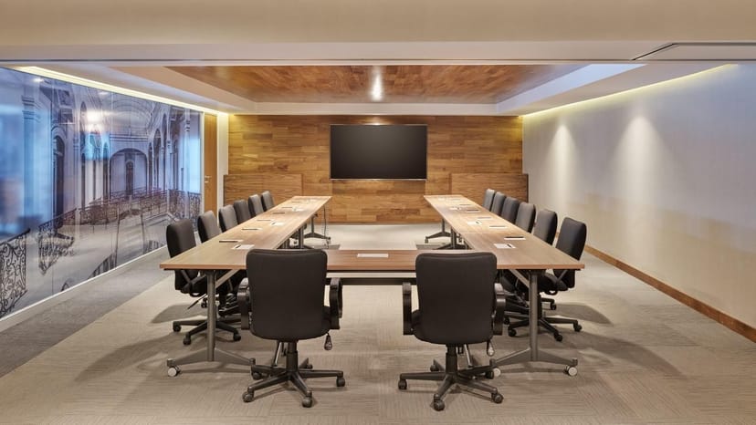 Modern U-shape meeting room at Hotel Nava for corporate workshops and professional conferences.