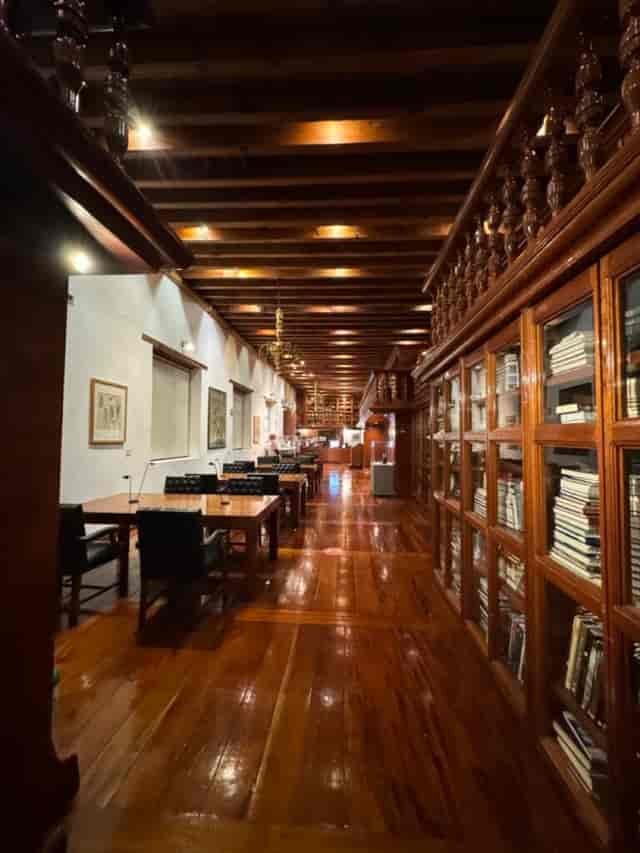 Biblioteca library meeting room at Museo Franz Mayer for executive retreats and literary events.