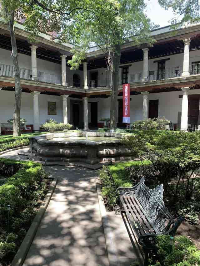 Museo Franz Mayer courtyard, historic venue for cocktail receptions and networking events.