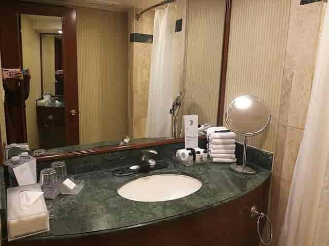 Dated hotel bathroom at Sheraton Mexico City, event venue renovation needed.