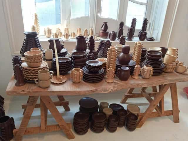 Unstable rustic table with heavy ceramics at Fundación MARSO event catering residency.
