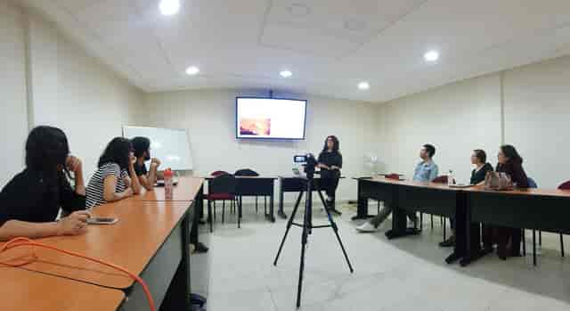AV setup for hybrid training workshop at Casa Rafael Galván: functional, sterile corporate event.