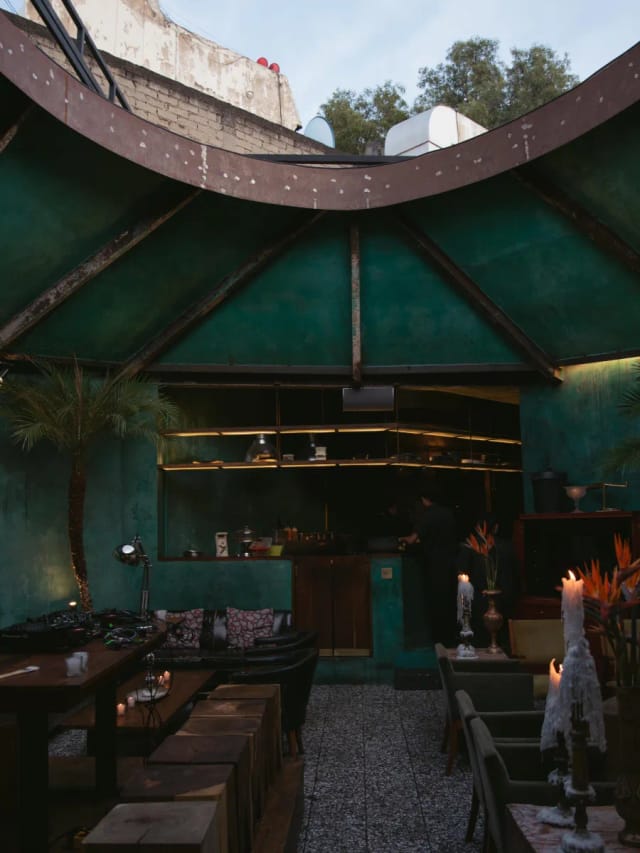 Salon Palomilla restaurant with teal walls for intimate evening receptions and cocktail events.