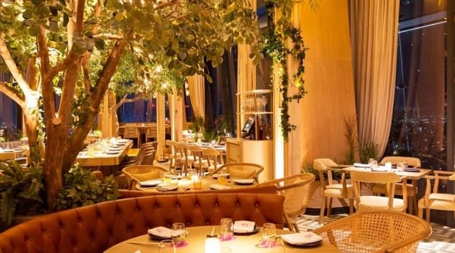 Upscale Ling Ling Mexico City dining area with biophilic design for corporate networking events.
