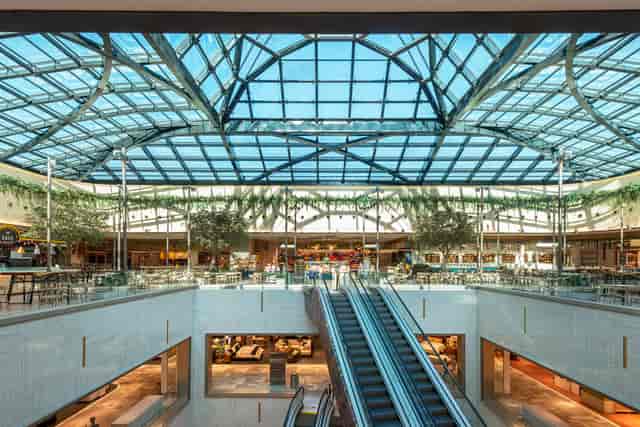 Galería Central atrium with glass skylights, ideal for corporate events and product launches.
