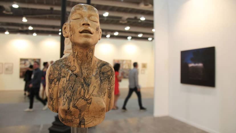CAM Galería art fair installation with dramatic lighting, perfect for exhibition design and events.