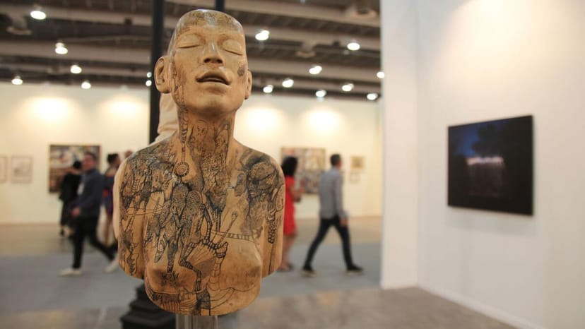 CAM Galería art fair installation with dramatic lighting, perfect for exhibition design and events.