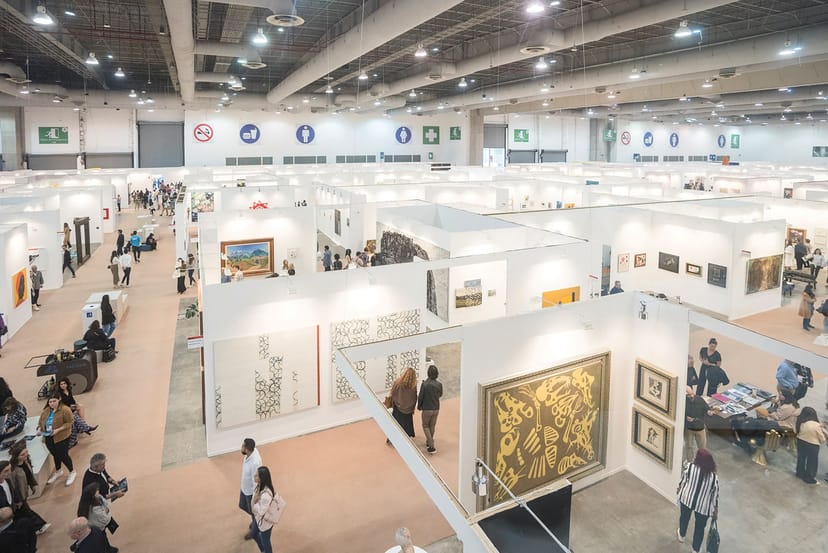 Art gallery booth with modular hard-wall design for trade shows and art exhibitions.