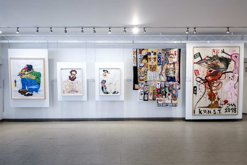 Art gallery rental in Alianza Francesa San Ángel with track lighting for events and exhibitions.
