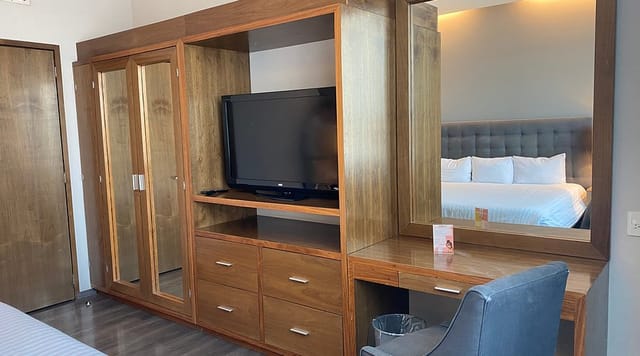 Hotel Suites del Ángel room with built-in desk, perfect for business travel and corporate stays.