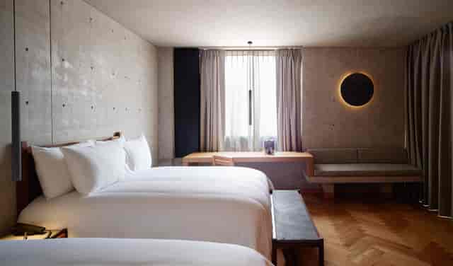 Minimalist hotel room at Contempo Queen Terraza, Maison Mexico Roma for executive retreats.