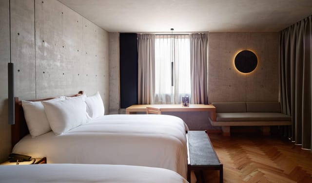Minimalist hotel room at Contempo Queen Terraza, Maison Mexico Roma for executive retreats.