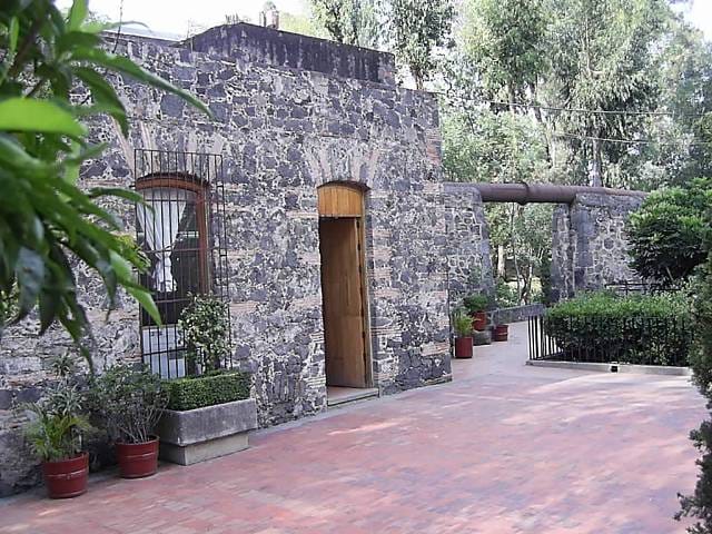 Historic Magdalena Contreras auditorium with stone architecture for garden cocktail events.