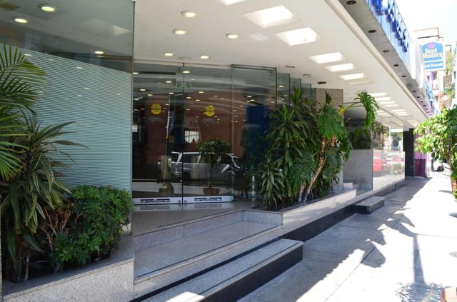Hotel Estoril entrance with stairs, featuring venue accessibility and event planning site.