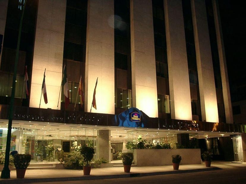 Hotel Estoril exterior at night, ideal for business meetings and overnight stays.