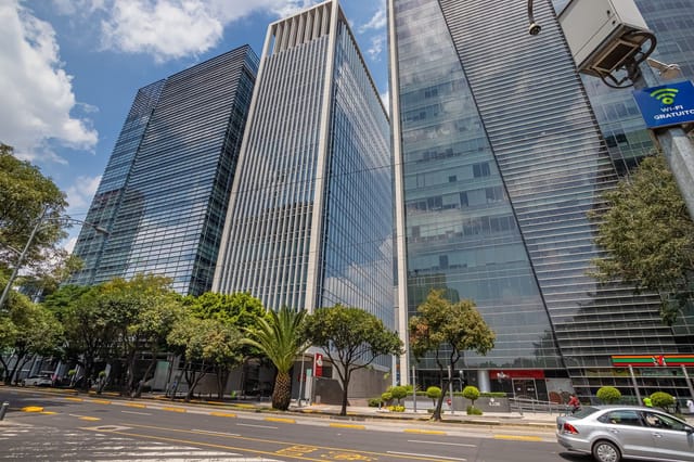 Modern meeting room in Napoles, Mexico City, perfect for executive conferences and corporate events.