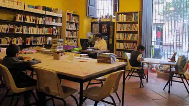 Casa Talavera community space with mismatched classroom setup for workshops and event rentals.