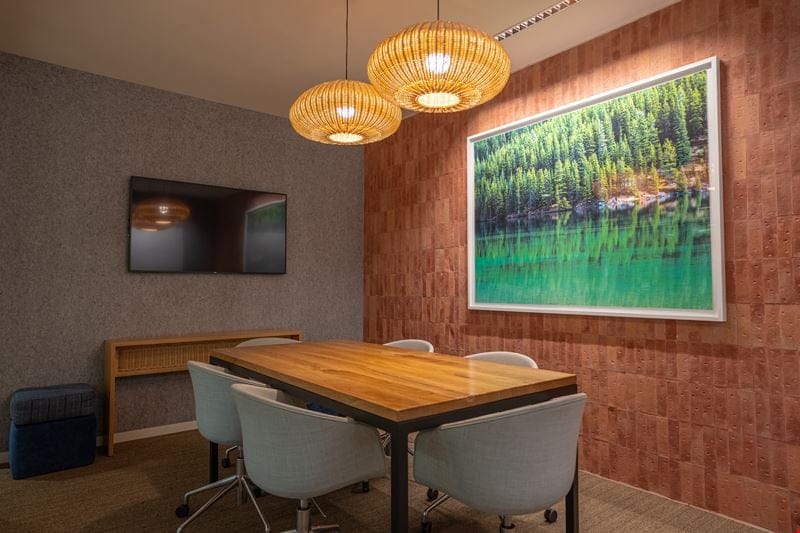Modern Insurgentes Sur 1079 conference room with biophilic design for hybrid strategic meetings.