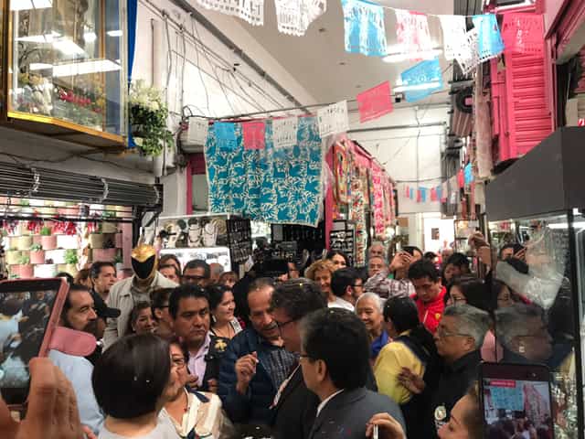 Overcrowded Mercado Beethoven market with poor safety and restricted foot traffic.