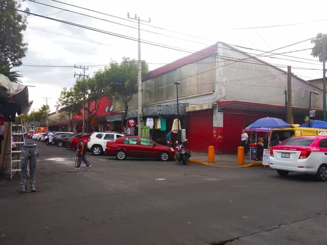 Mercado Beethoven street market with heavy traffic congestion for event site assessment.