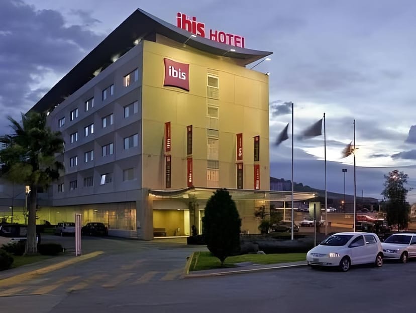 Ibis Mexico Perinorte hotel building, ideal for budget business travel and corporate meetings.