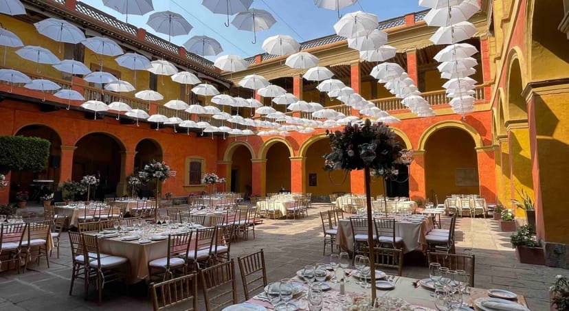 Explanada event with suspended umbrella canopy for outdoor wedding and corporate venue decor.