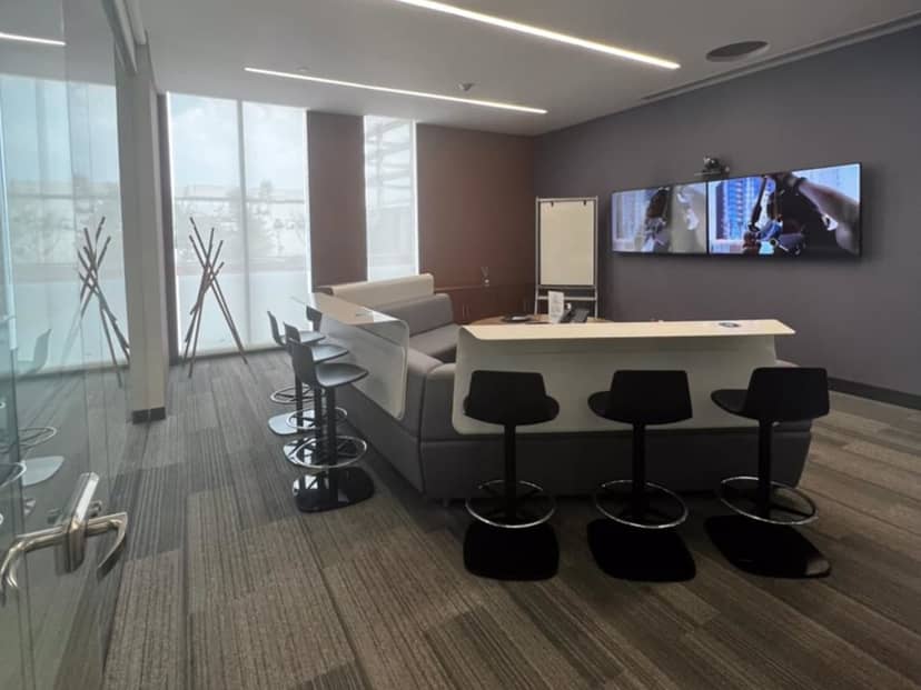IVO ROOM at IOS OFFICES Condesa: Tech-enabled huddle room for agile meetings and collaboration.