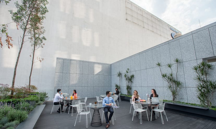 Outdoor terrace at IOS OFFICES Corporativo Condesa for corporate events and professional meetings.