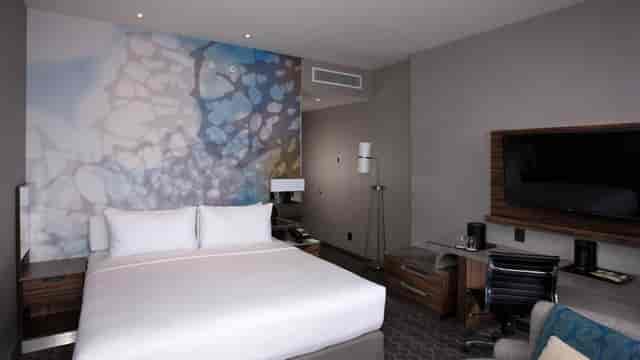 Modern guest room with accent wall at Courtyard Mexico City Vallejo, ideal for corporate travel.