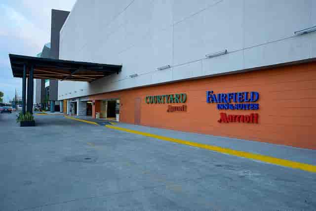 Meeting planning service at Courtyard Mexico City Vallejo featuring a dual-branded property entrance.