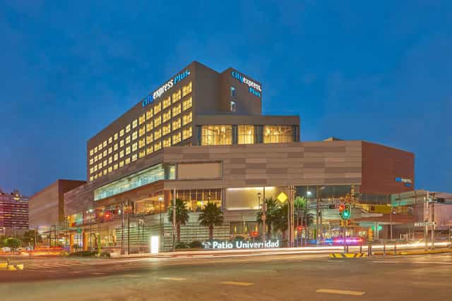 Rooftop terrace at City Express Plus Patio Universidad for corporate meetings and business events.