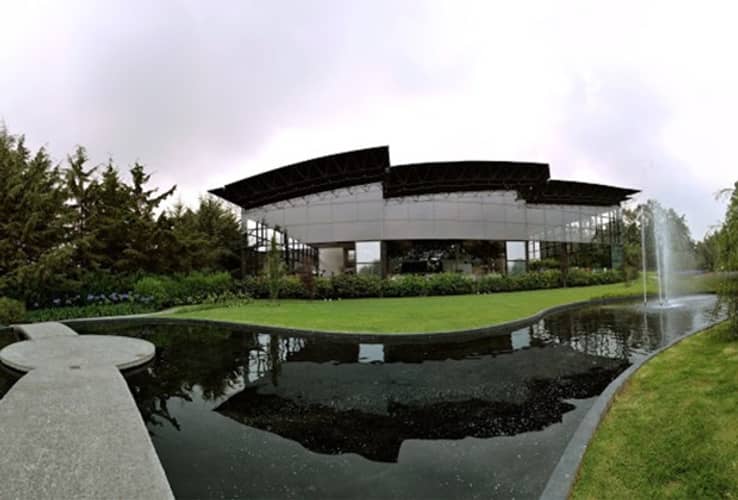 Modern Jardín Los Cedros venue with glass architecture for corporate retreats and evening events.