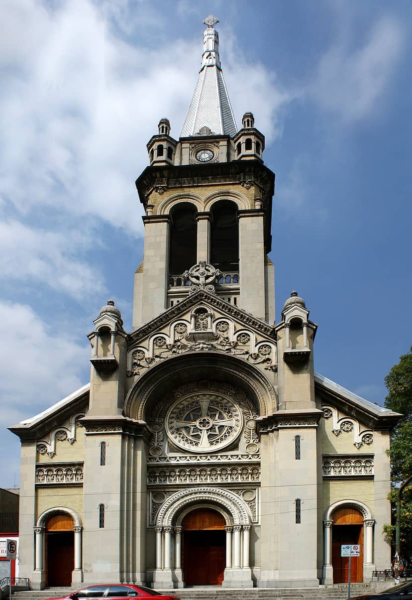 Sagrada Familia church exterior for upscale wedding ceremonies and historic boutique events.