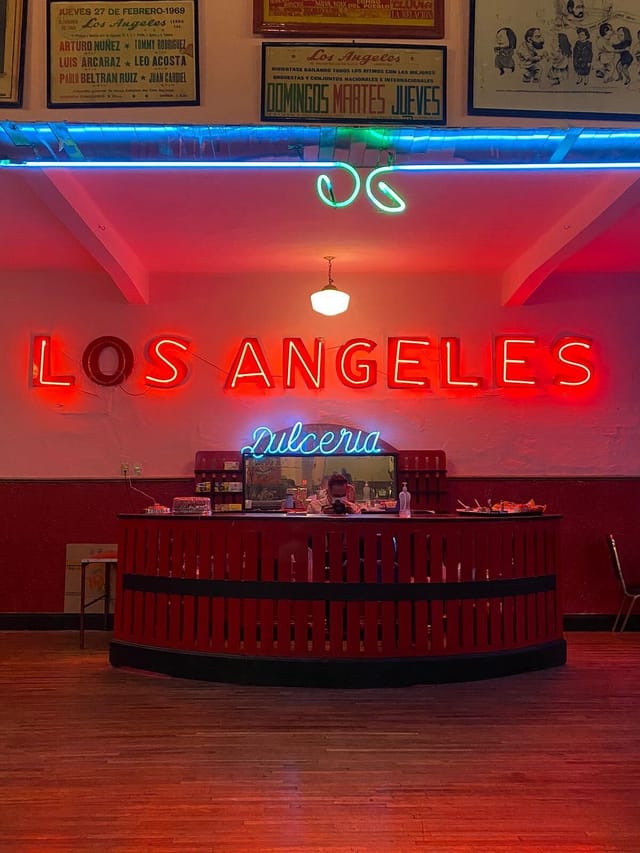 Neon-lit bar in Salon Los Angeles, perfect for stylish corporate events and evening receptions.