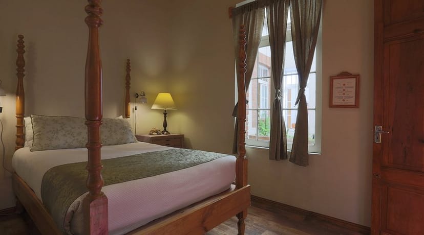 Boutique hotel room at El Patio 77 with warm lighting, ideal for corporate off-sites or VIP stays.