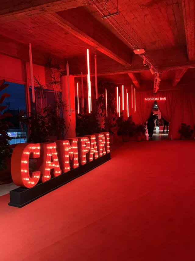 Reforma 87 brand-immersive hall with marquee signage for corporate event and product launch.