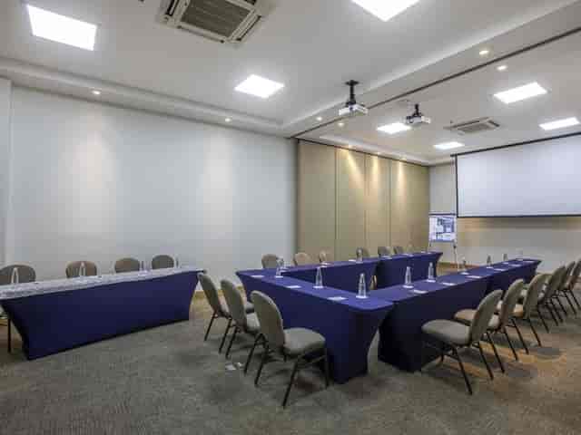 U-shape meeting room in Gran Salón Gamma Santa Fe for corporate training and workshops.