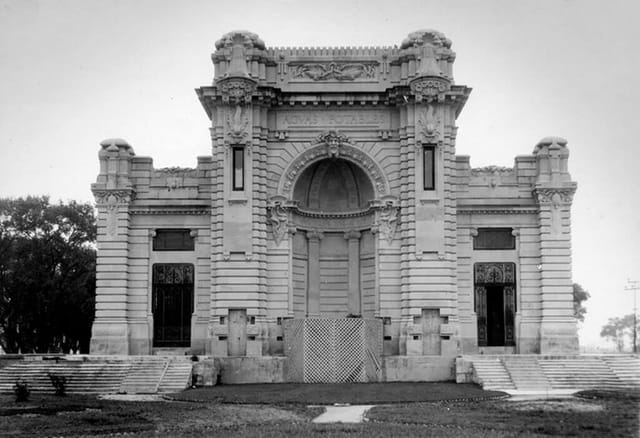 Neoclassical Casa de la Cultura de Tlalpan for luxury outdoor events and red-carpet galas.