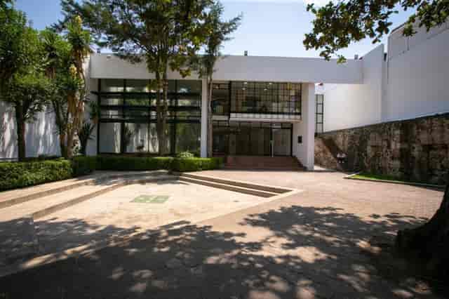 Modern Casa de la Cultura de Tlalpan museum exterior with courtyard for event venues and receptions.