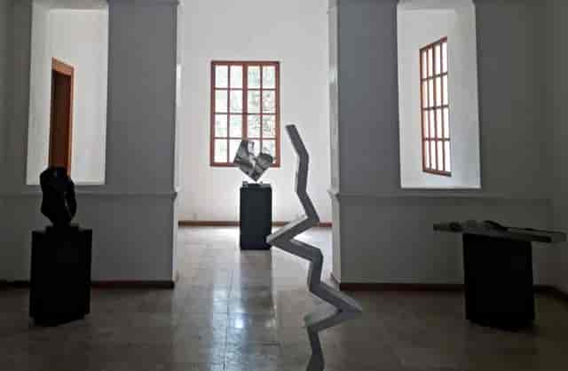 Minimalist theater venue at Casa de la Cultura de Tlalpan for corporate events and art galleries.
