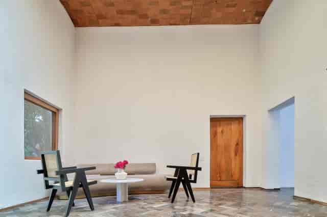 Minimalist JO-HS art gallery space for VIP consultations and corporate events.