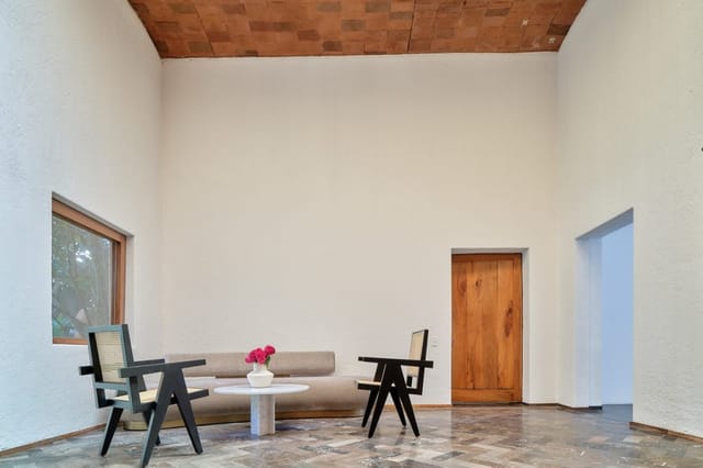 Minimalist JO-HS art gallery space for VIP consultations and corporate events.