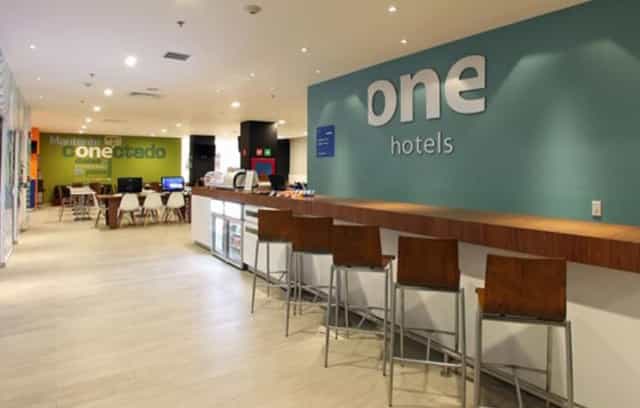 Modern hotel lobby with workspaces for conferences and business networking in Mexico City.
