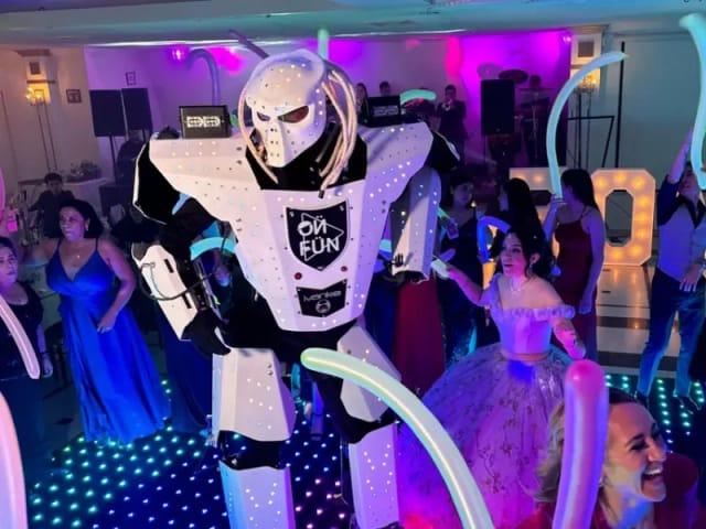 Stilt-walking LED robot entertaining guests at a Salón Classic Torres Lindavista event activation.