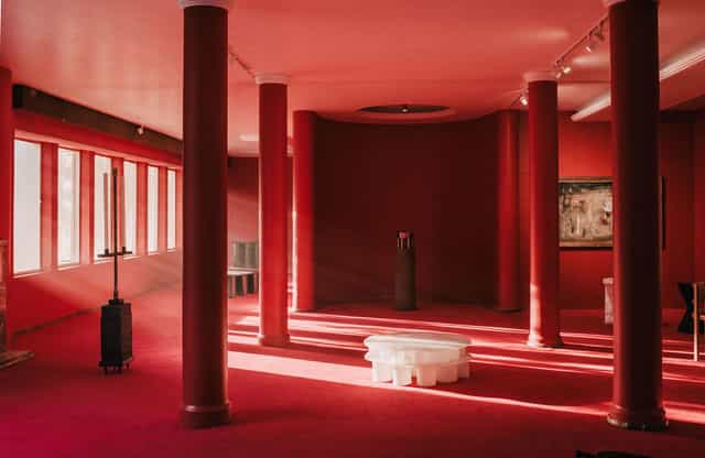 Minimalist gallery at Galería MASA with columns, ideal for brand activations and art receptions.