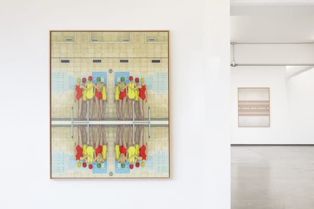 Minimalist Saenger Galería space for corporate networking and art exhibition events.