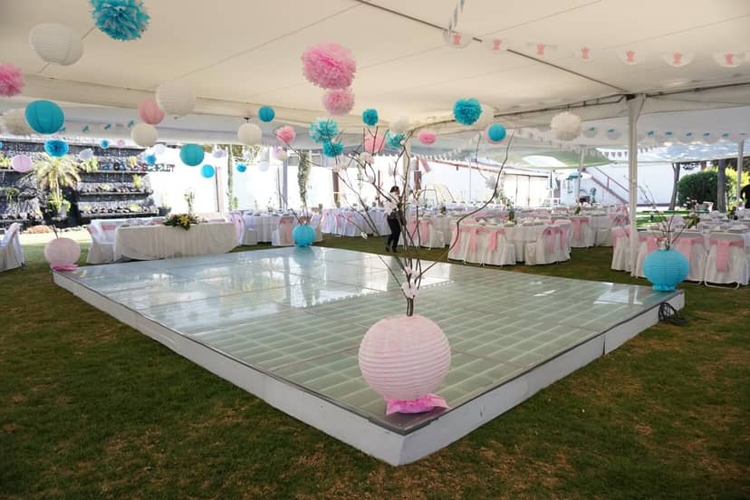Outdoor lounge event at Salón y Jardín Los Pinos with dance floor for social celebration decor.