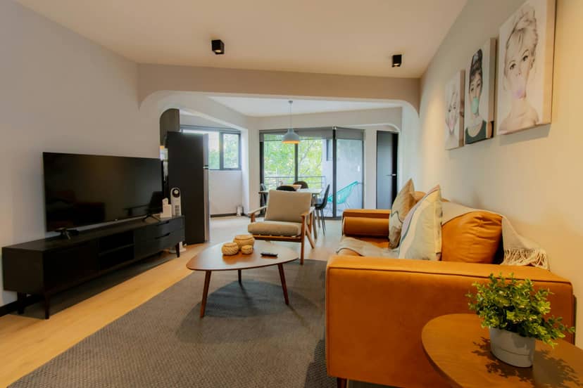 Modern bleisure suite in Capitalia Condesa with skyline view for small group meetings.