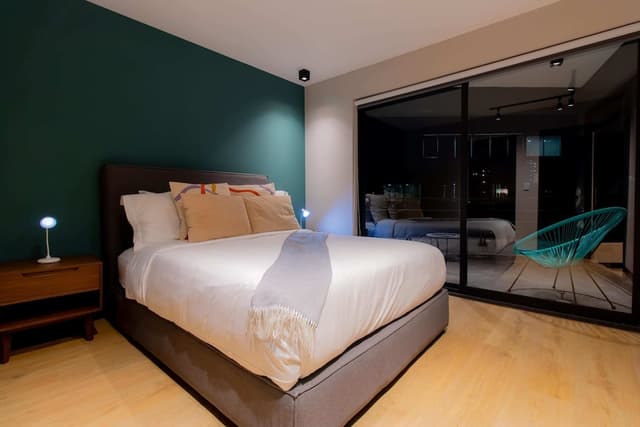 2BR | Vibrant Skyline Stay